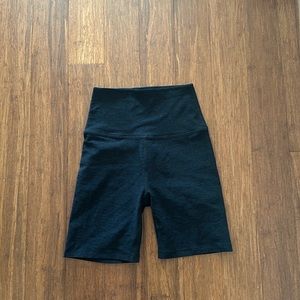 Beyond yoga space dye darkest night biker short in size S